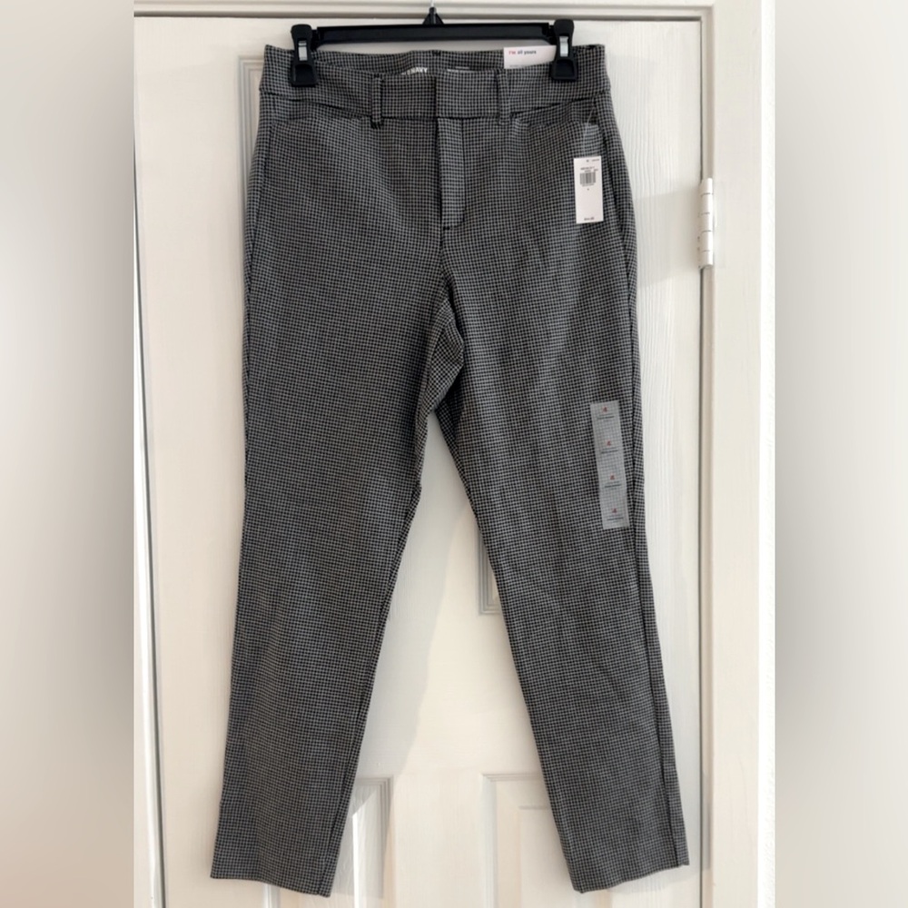 NWT Never worn. Old Navy Pixie Skinny Pants Size 4.